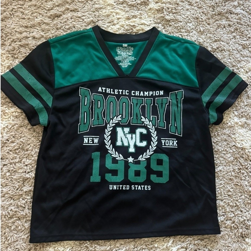 Goodie Two Sleeves Brooklyn NYC 1989 Graphic Jersey V-Neck‎ Shirt Black Green SM